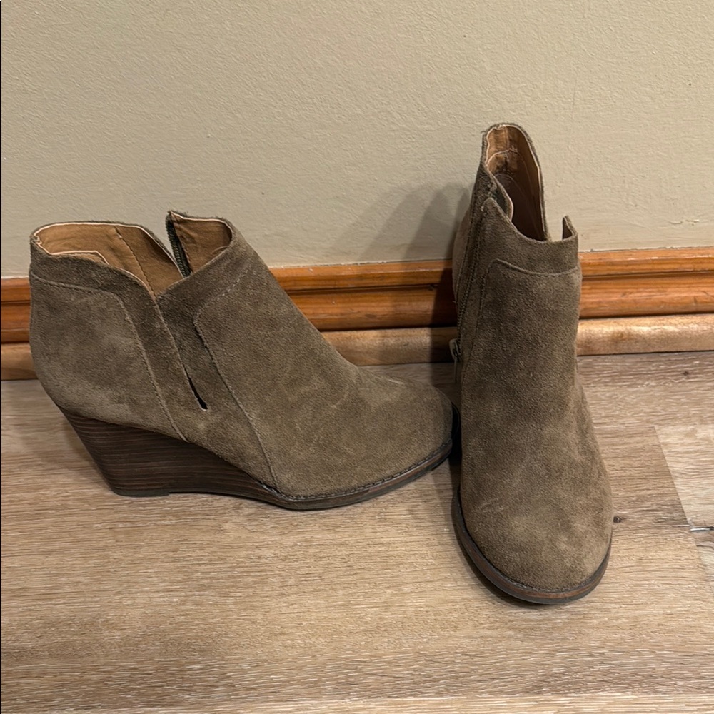 😬SOLS😬 Lucky Brand Suede Wedge Ankle Boots - Brown size 5.5 Never Worn